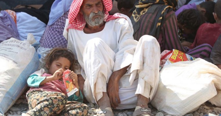 Irakienii refugiati pe Muntele Sinjar le dau copiilor sa bea sange pentru a-i mentine in viata