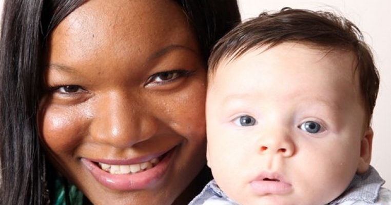 Sanse de 1 la un milion: Mama de culoare a nascut un bebe...alb