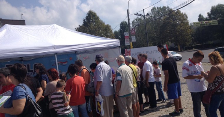 Bucurestenii au stat la coada pentru periute de dinti noi gratuite, la Caravana “Rabla pentru Periuta Ta” 