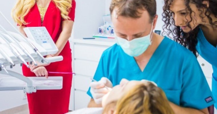 Campania “Constitutia Zambetului” continua. Pana acum, 7 copii au primit tratamentele dentare de care aveau nevoie