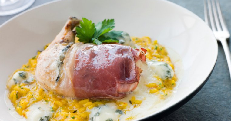 Pulpe de pui invelite in prosciutto