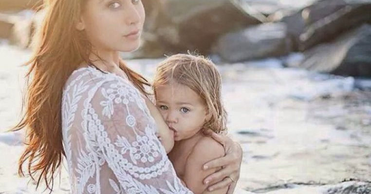 Tu crezi ca aceasta fotografie cu o mama alaptand este ofensatoare? 