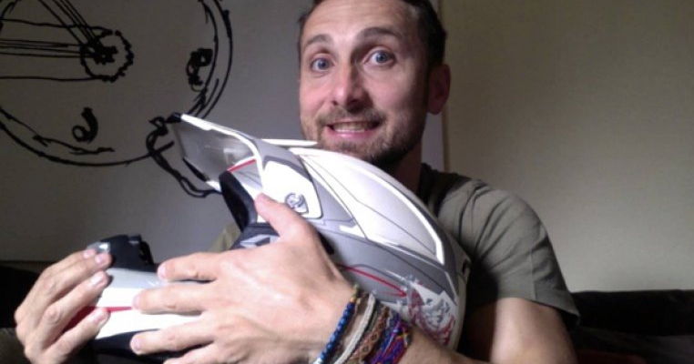 Dani Otil liciteaza prima lui casca de motociclist, pentru programul Vreau in clasa a noua