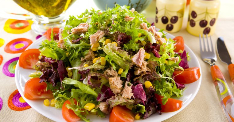 Salata de ton cu sfecla rosie