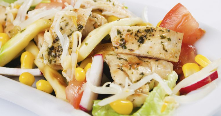 Salata de piept de pui cu porumb 