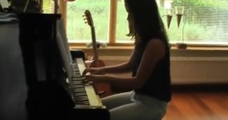 Tata indoliat indeplineste dorinta arzatoare a fiicei lui de a ajunge celebra