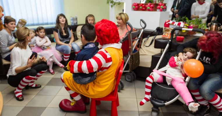 Parintii copiilor bolnavi sunt spijiniti de Fundatia Ronald McDonald
