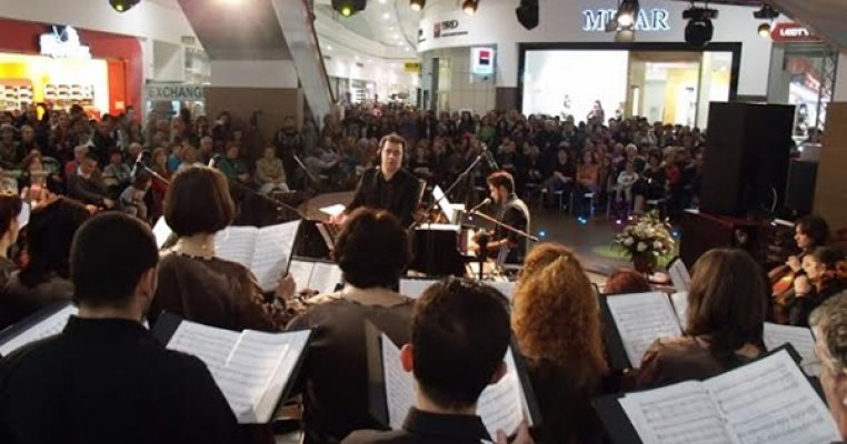 Mii de spectatori au participat la primul concert pop-opera dintr-un centru comercial din Romania sustinut de Cezar Ouatu la Ploiesti Shopping City