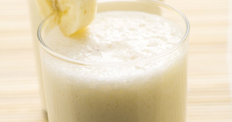 Milkshake cu mere si banane