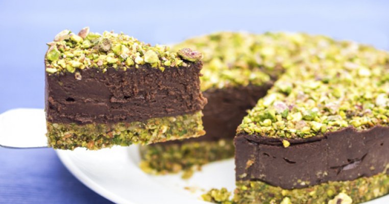 Tort vegan cu ciocolata si fistic