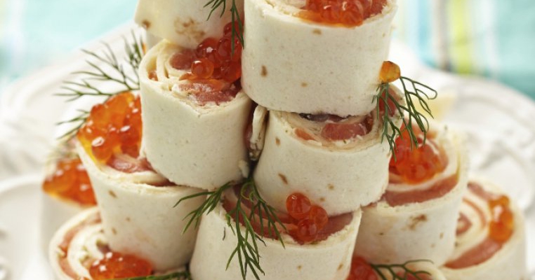 Rulada din tortilla cu somon si crema de branza