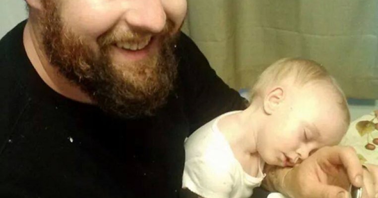Adorabil: 13 bebelusi pe care sarbatorile i-au obosit complet