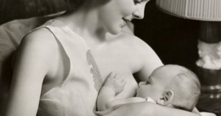 25 de fotografii istorice care au normalizat alaptarea