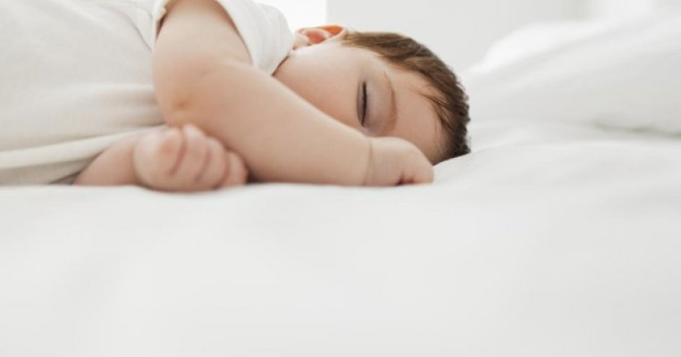 Siguranta bebelusilor in timpul somnului: o problema stringenta in Statele Unite