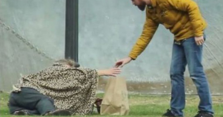 Cum a hranit un barbat peste 125 de oameni nevoiasi cu doar 100 de dolari