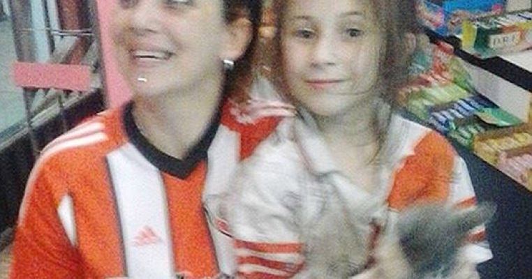 Femeie atacata brutal de un microbist in fata fiicei ei de 5 ani