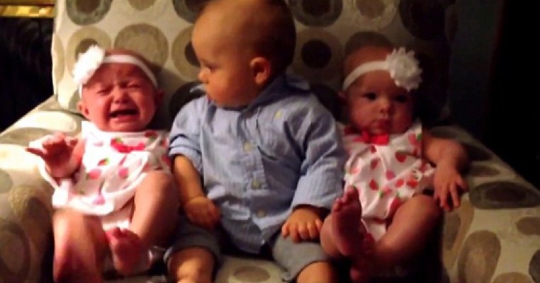 Cel mai adorabil video: bebelus confuz cand isi cunoaste surorile gemene