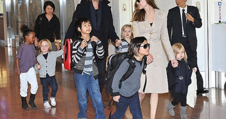 Angelina Jolie: Platim pe cineva care sa monitorizeze activitatea copiilor nostri pe Internet