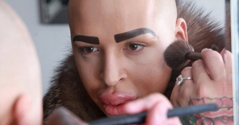 A cheltuit 150,000 de lire sterline pentru a arata ca Kim Kardashian. Rezultatul este departe de adevar