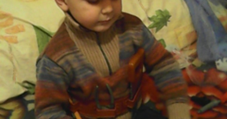 Mama lui Eduard: Este cumplit sa iti auzi copilul intreband de ce nu poate sta in picioare si de ce nu are si el adidasi