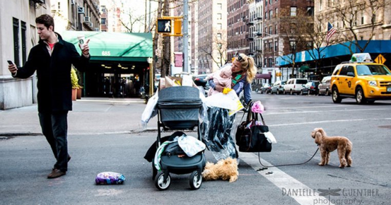 Un fotograf a surprins haosul din viata parintilor intr-o serie de fotografii superbe