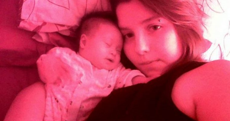 Mamica indurerata dupa ce fetita i-a murit in brate din neglijenta medicilor