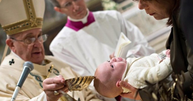 Liderul catolic Papa Francisc le invita pe mame sa alapteze in Capela Sixtina