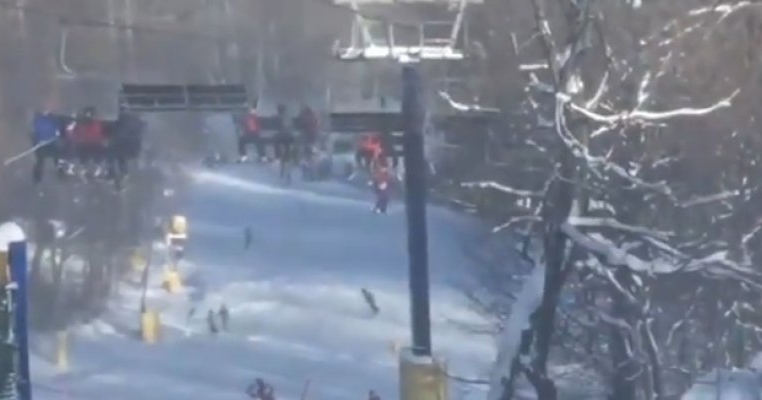 Moment terifiant petrecut pe o partie de ski: Un copil cade din telescaun 