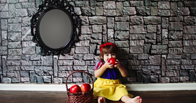 Doua fetite, protagonistele celei mai frumoase sedinte foto cu personajele favorite din povestile copilariei