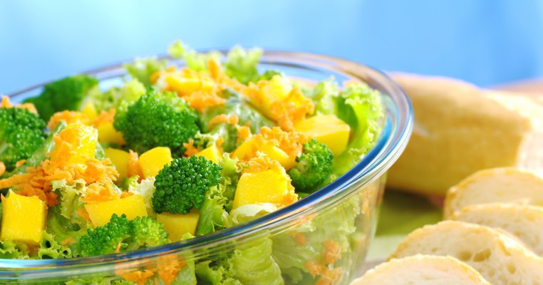 Salata cu piept de pui si broccoli