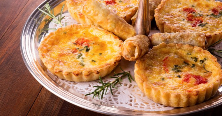 Mini tarte cu legume si carne