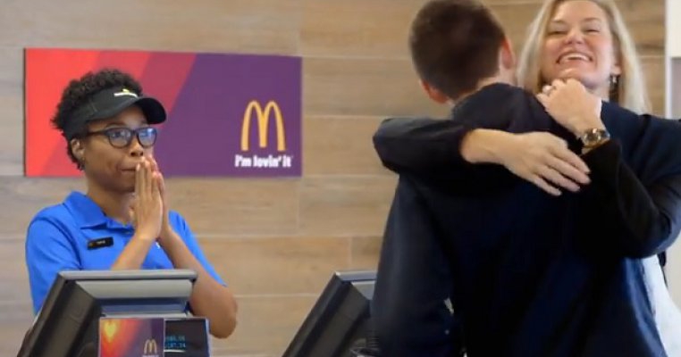 McDonalds accepta o noua modalitate de plata: Iubirea
