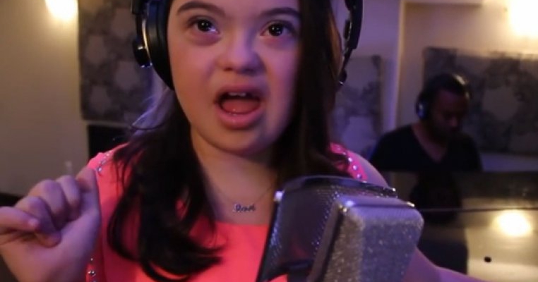 O fetita de doar 12 ani cu sindromul Down a uimit o lume intreaga cu talentul ei muzical 