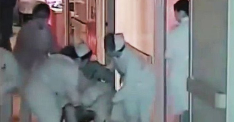 Caz socant in China unde un bebelus a murit dupa ce a fost tarat pe jos, legat de cordonul ombilical, pe holul unui spital 