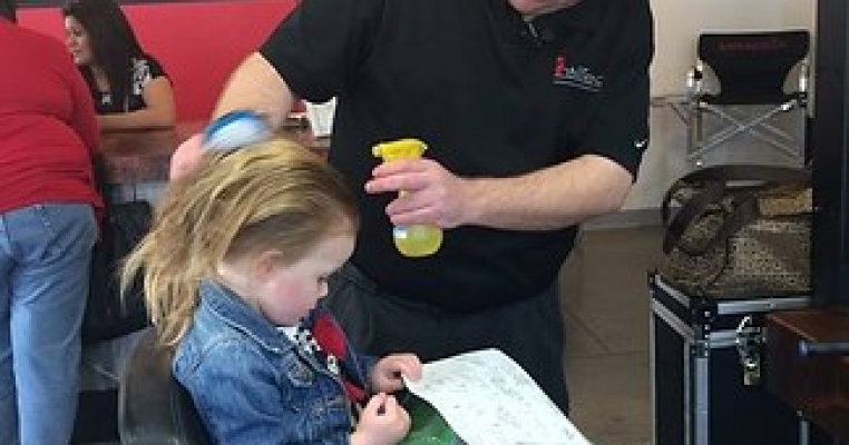 Un tata s-a inscris la cursuri de hairstyling pentru  a invata cum sa-i aranjeze parul fetitei lui de 3 ani 