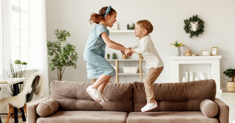 Legatura indestructibila: Adultii cu frati sau surori de sex opus sunt mai fericiti