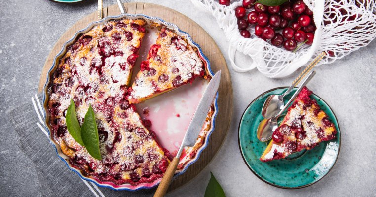 Clatita la cuptor cu fructe de padure