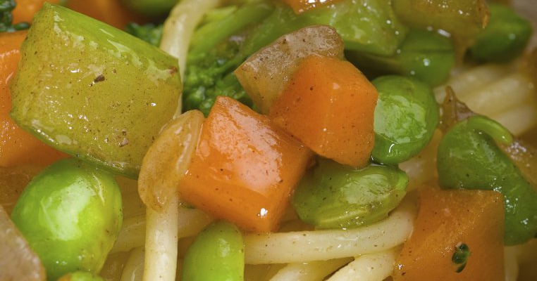 Salata de pui, broccoli, pastai si paste