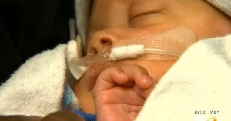 Bebelusul-miracol: S-a nascut cu tot cu sacul amniotic