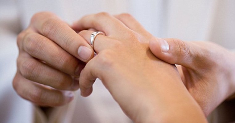 Cuplurile care se casatoresc inainte de a face un copil au mai multe sanse sa ramana impreuna