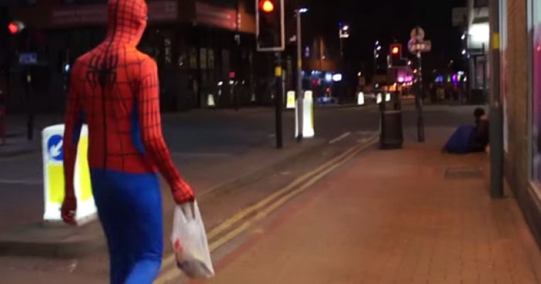 Spiderman imparte mancare oamenilor strazii!