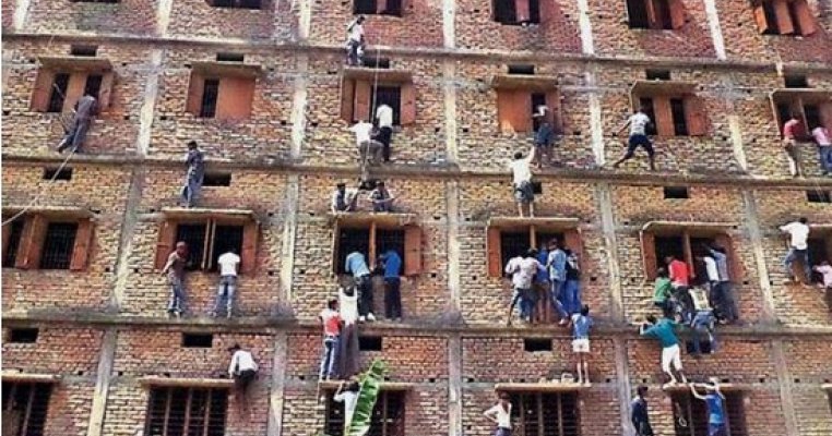 Imagini incredibile: Cum isi ajuta parintii copiii sa copieze la examene