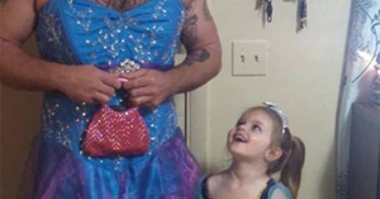 Motivul incredibil pentru care un barbat de 26 de ani a mers in rochie de Cenusareasa la film 