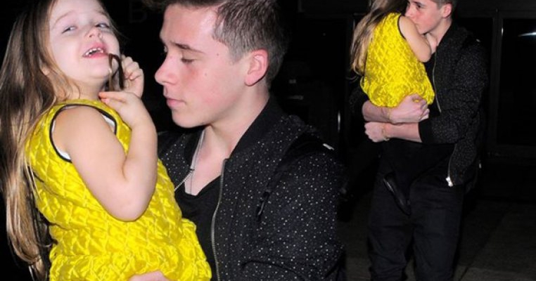 Brooklyn Beckham, in cea mai draguta ipostaza alaturi de sora lui mai mica, Harper Beckham 