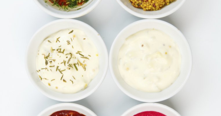 10 sosuri reci pentru salate, paste, orez sau friptura