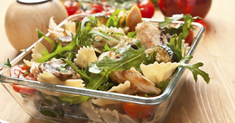 Salata din piept de pui si paste