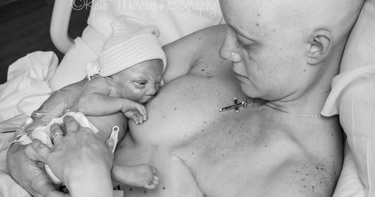 O mama diagnosticata cu cancer si supusa unei mastectomii este fotografiata la nastere