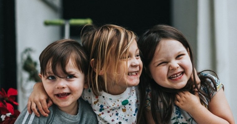 Cum antrenam fericirea? Ce spun neurostiintele despre parintii si copiii fericiti