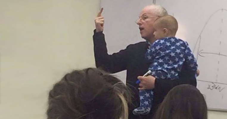 Moment emotionant intr-o clasa de curs: a inceput sa planga si profesorul l-a luat in brate!