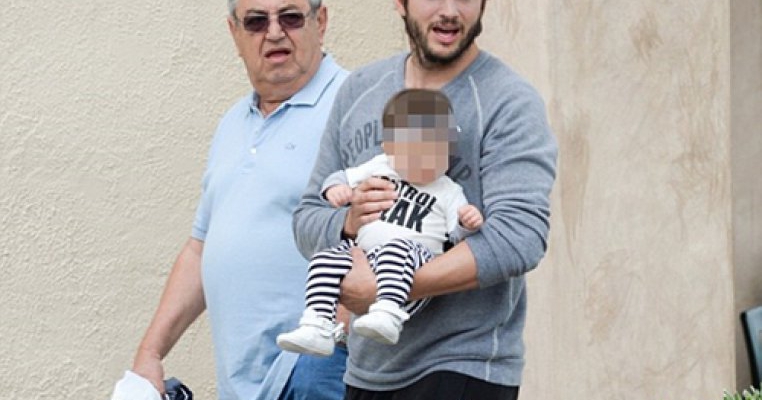 Ashton Kutcher la plimbare cu fetita lui!
